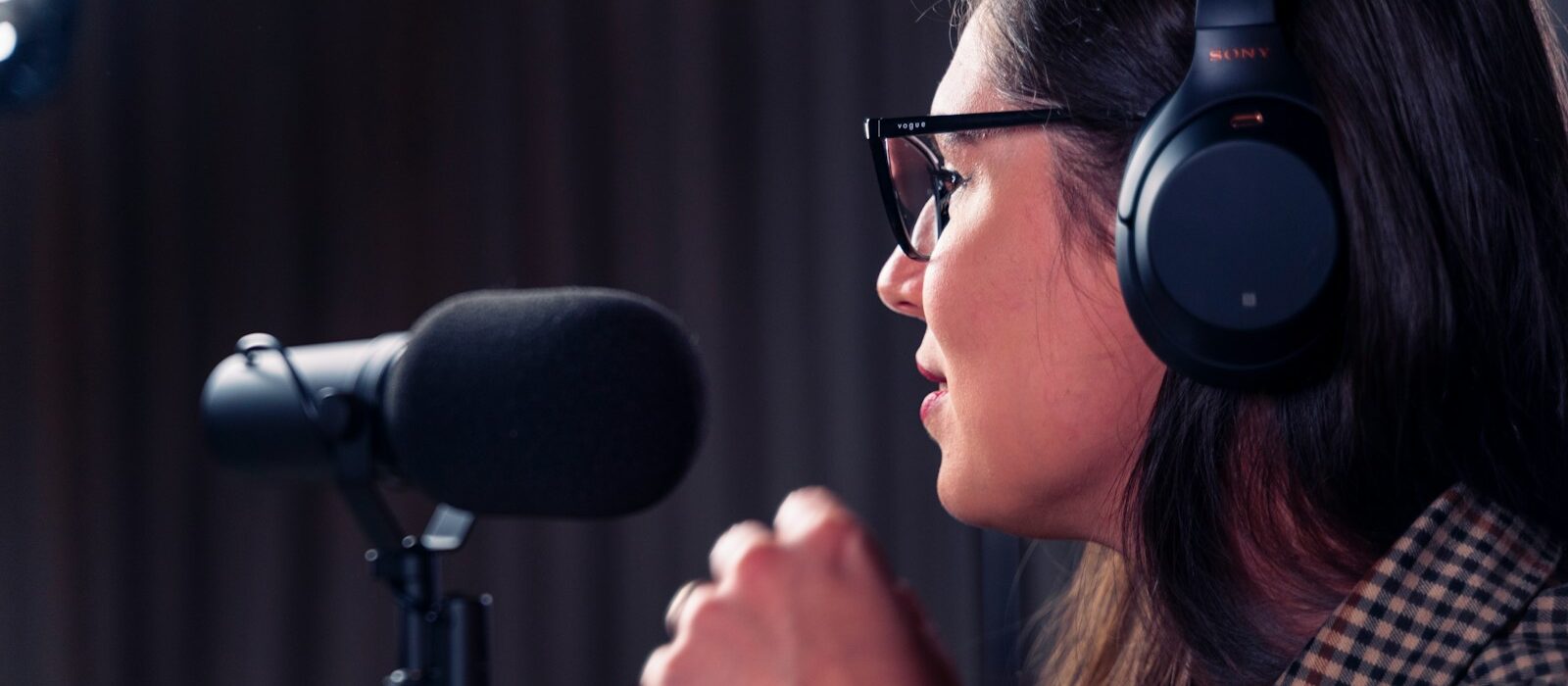Femme en enregistrement de podcast